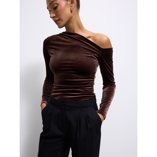 Mohito - Welurowa brązowa bluzka - brązowy ze sklepu Mohito w kategorii Bluzki damskie - zdjęcie 187279372
