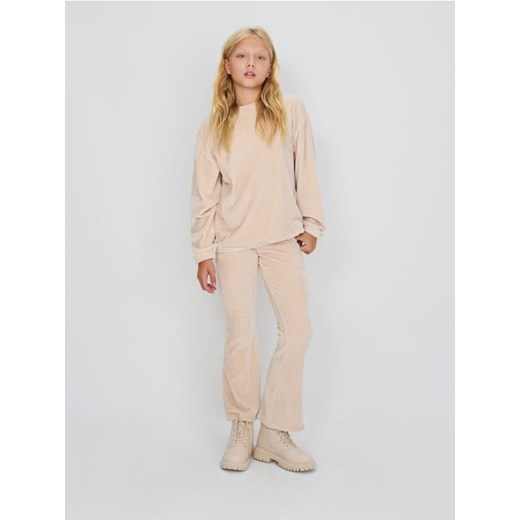 Sinsay - Welurowe spodnie flare z elastyczną gumką w pasie - beżowy ze sklepu Sinsay w kategorii Spodnie dziewczęce - zdjęcie 187280700