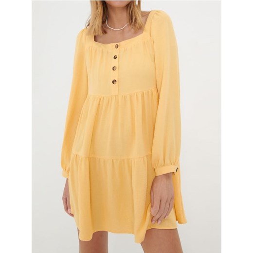 Sinsay - Rozkloszowana sukienka mini z dekoltem karo i guzikami z przodu - kremowy ze sklepu Sinsay w kategorii Sukienki - zdjęcie 187280742