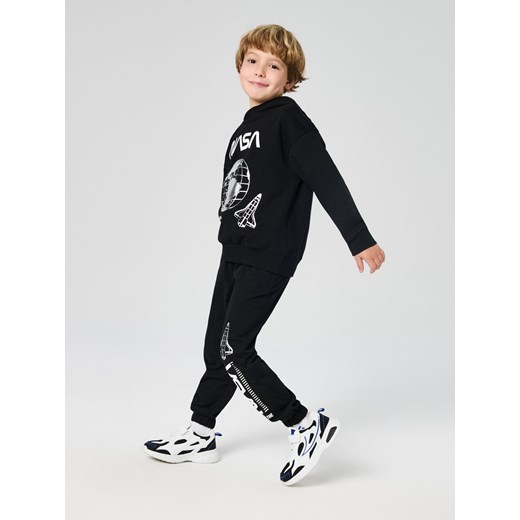 Sinsay - Bluza hoodie z nadrukiem NASA - czarny Sinsay 134 (8-9 l) Sinsay