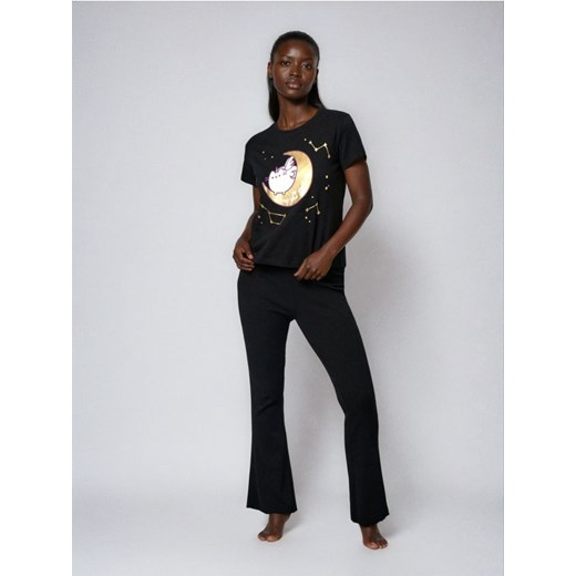 Sinsay - Piżama z topem o kroju boxy i spodniami z prążkowanej dzianiny Pusheen - czarny - id: 239GF-99X - marki Sinsay - 187281984 Sinsay - Piżama z topem o kroju boxy i spodniami z prążkowanej dzianiny Pusheen - czarny ze sklepu Sinsay w kategorii Piżamy damskie - zdjęcie 187281984