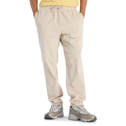 Spodnie męskie New Balance MP53521TWF - beżowe ze sklepu streetstyle24.pl w kategorii Spodnie męskie - zdjęcie 187282011