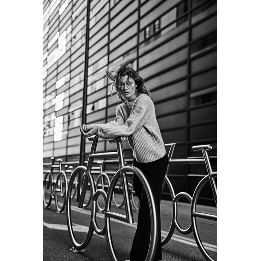 Sweter z perełkami beżowy ze sklepu Moodo.pl w kategorii Swetry damskie - zdjęcie 187285013