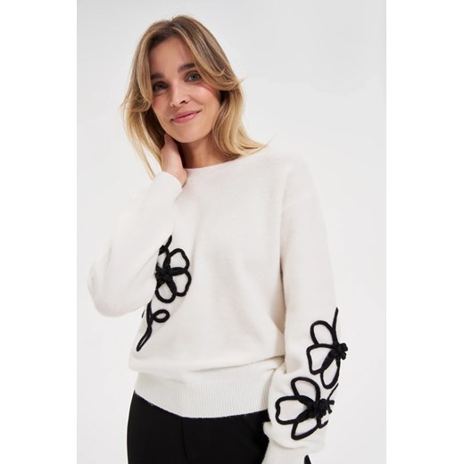 Sweter z aplikacją biały - id: 32283 - marki Moodo.pl - 187285032 Sweter z aplikacją biały ze sklepu Moodo.pl w kategorii Swetry damskie - zdjęcie 187285032