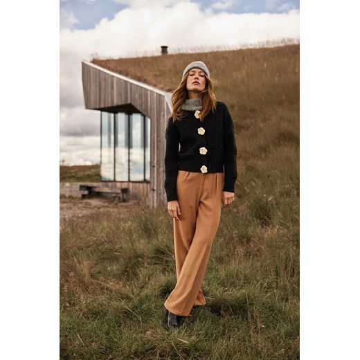 Kardigan z kwiatową aplikacją czarny - id: 32307 - marki Moodo.pl - 187285070 Kardigan z kwiatową aplikacją czarny ze sklepu Moodo.pl w kategorii Swetry damskie - zdjęcie 187285070