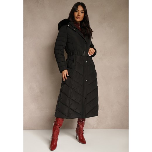 Czarna Zimowa Kurtka Pikowana o Długim Kroju z Paskiem i Kapturem z Futrem Retarda - id: V318-38-BLACK - marki Renee - 187289573 Czarna Zimowa Kurtka Pikowana o Długim Kroju z Paskiem i Kapturem z Futrem Retarda ze sklepu renee.pl w kategorii Kurtki damskie - zdjęcie 187289573