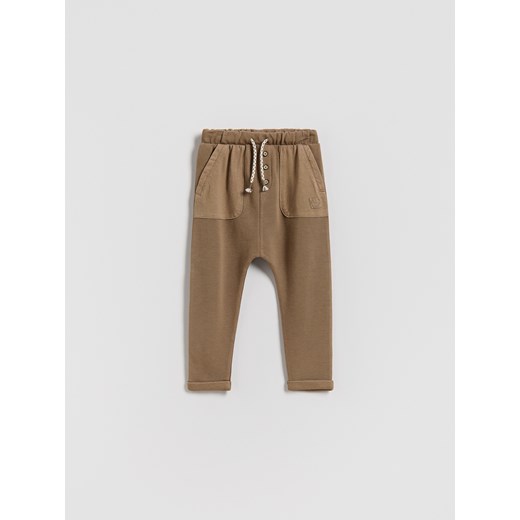 Reserved - Spodnie regular fit - brązowy - id: 072FO-84X - marki Reserved - 187290394 Reserved - Spodnie regular fit - brązowy ze sklepu Reserved w kategorii Spodnie chłopięce - zdjęcie 187290394