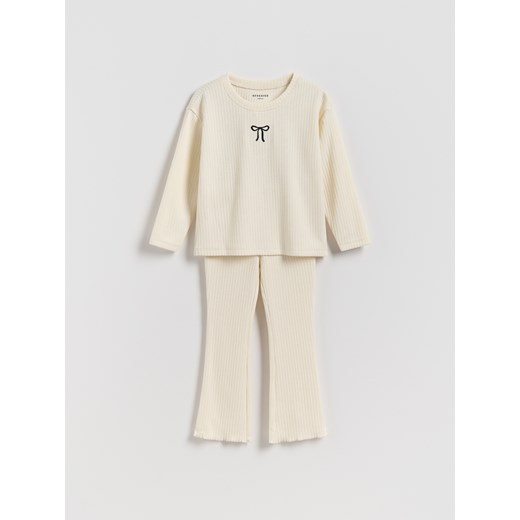 Reserved - Prążkowany komplet z haftem - kremowy - id: 438FT-02X - marki Reserved - 187290611 Reserved - Prążkowany komplet z haftem - kremowy ze sklepu Reserved w kategorii Komplety dziewczęce - zdjęcie 187290611