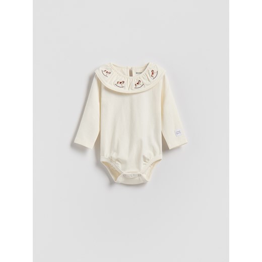 Reserved - Bawełniane body z haftem - złamana biel ze sklepu Reserved w kategorii Body niemowlęce - zdjęcie 187290992