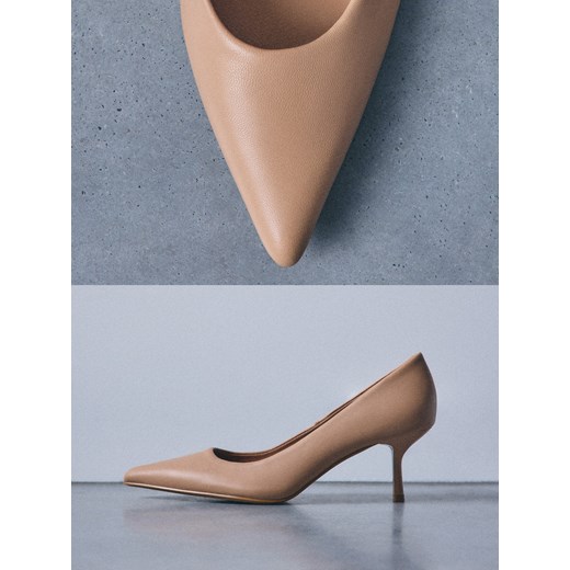 Mohito - Skórzane beżowe czółenka - beżowy ze sklepu Mohito w kategorii Czółenka - zdjęcie 187292031