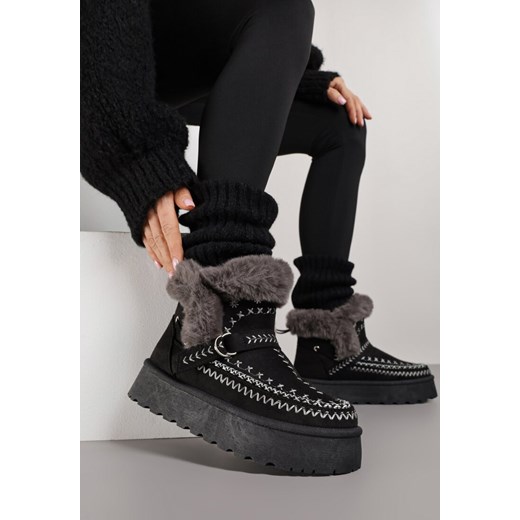 Czarne Śniegowce na Grubej Podeszwie Ozdobione Haftowanym Motywem i Futerkiem Caretusa - id: 402017 - marki born2be - 187292321 Czarne Śniegowce na Grubej Podeszwie Ozdobione Haftowanym Motywem i Futerkiem Caretusa ze sklepu born2be.pl w kategorii Śniegowce damskie - zdjęcie 187292321