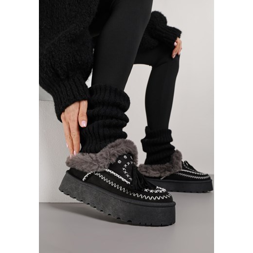 Czarne Śniegowce na Grubej Podeszwie z Haftem i Futerkiem Ezilune - id: 402020 - marki born2be - 187292342 Czarne Śniegowce na Grubej Podeszwie z Haftem i Futerkiem Ezilune ze sklepu born2be.pl w kategorii Śniegowce damskie - zdjęcie 187292342