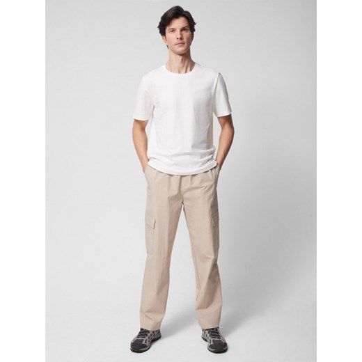 Męskie spodnie tkaninowe cargo Outhorn OTHWSS24TTROM637 - beżowe ze sklepu Sportstylestory.com w kategorii Spodnie męskie - zdjęcie 187293462