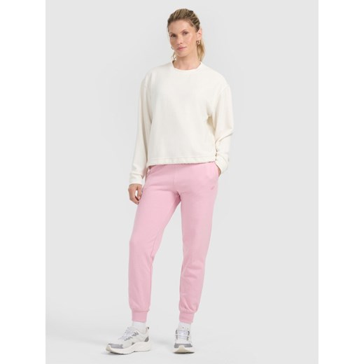 Damskie spodnie dresowe joggery 4F 4FWMM00TTROF0945 - różowe ze sklepu Sportstylestory.com w kategorii Spodnie damskie - zdjęcie 187293603
