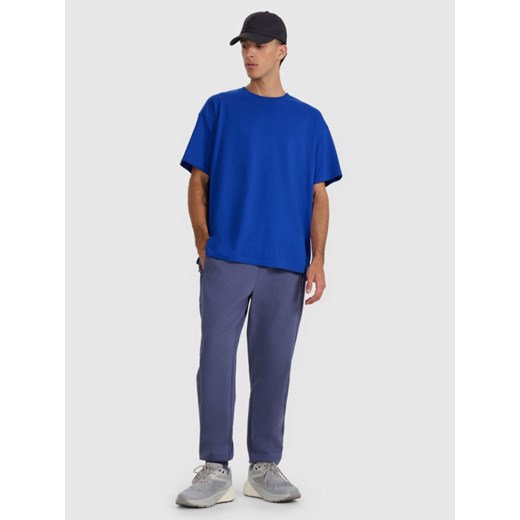 Męskie spodnie dresowe joggery 4F 4FWAW25TTROM1252 - granatowe - id: 345578 - marki 4F - 187293624 Męskie spodnie dresowe joggery 4F 4FWAW25TTROM1252 - granatowe ze sklepu Sportstylestory.com w kategorii Spodnie męskie - zdjęcie 187293624