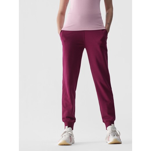 Damskie spodnie dresowe joggery 4F 4FWMM00TTROF0945 - różowe XS promocyjna cena Sportstylestory.com