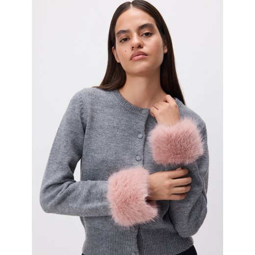 Reserved - Kardigan z futrzanymi mankietami - szary ze sklepu Reserved w kategorii Swetry damskie - zdjęcie 187294432