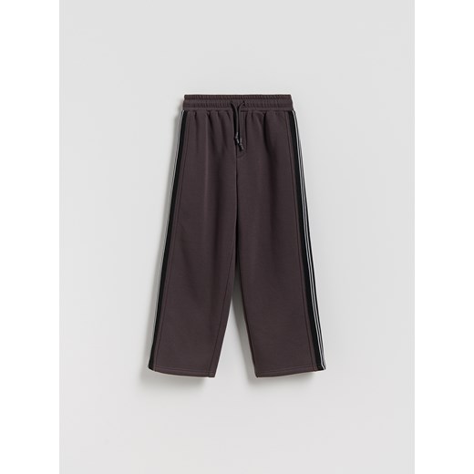 Reserved - Dresowe spodnie z lampasami - ciemnobrązowy ze sklepu Reserved w kategorii Spodnie chłopięce - zdjęcie 187295644