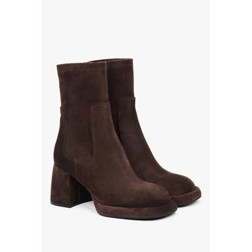 Estro: Ciemnobrązowe botki damskie z weluru naturalnego i stretchu na stabilnym Estro 40 Estro