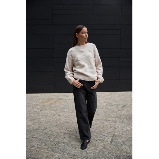 Sweter z aplikacją beżowy - id: 32308 - marki Moodo.pl - 187301731 Sweter z aplikacją beżowy ze sklepu Moodo.pl w kategorii Swetry damskie - zdjęcie 187301731