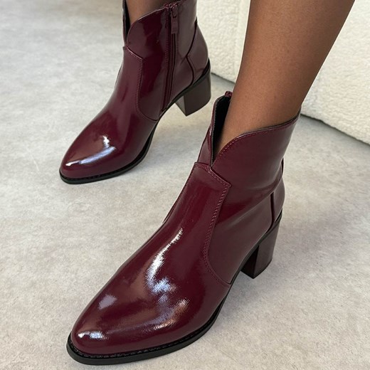 Bordowe lakierowane botki damskie na obcasie M.Daszyński 2337-13 ze sklepu suzana.pl w kategorii Botki - zdjęcie 187303583