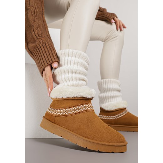 Brązowe Wsuwane Śniegowce z Imitacji Zamszu Zdobione Haftem i Futerkiem Zetesse - id: 401833 - marki born2be - 187304252 Brązowe Wsuwane Śniegowce z Imitacji Zamszu Zdobione Haftem i Futerkiem Zetesse ze sklepu born2be.pl w kategorii Śniegowce damskie - zdjęcie 187304252