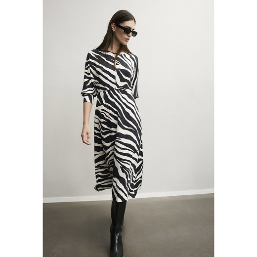 Oui Sukienka w kolorze kremowo-czarnym 40 promocyjna cena Limango Polska