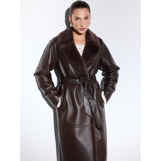 Mohito - Czekoladowy płaszcz z imitacji skóry - ciemnobrązowy ze sklepu Mohito w kategorii Płaszcze damskie - zdjęcie 187314601