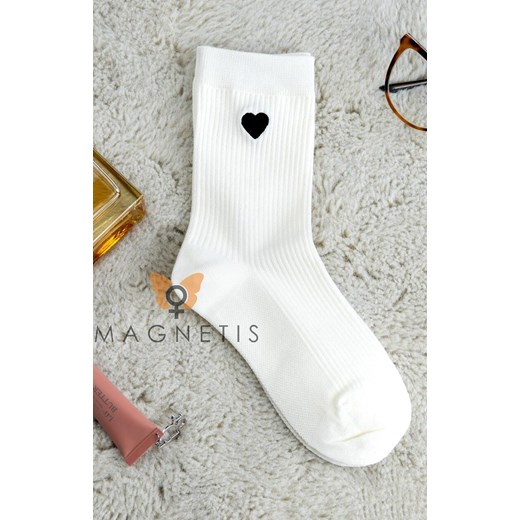 Białe skarpetki w prążek z serduszkiem YN-5038, Kolor biały, Rozmiar uniwersalny, Magnetis ze sklepu Intymna w kategorii Skarpetki damskie - zdjęcie 187324403