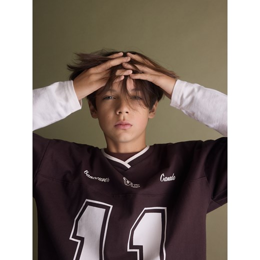 Reserved - Bawełniany longsleeve - ciemnobrązowy - id: 290GS-89X - marki Reserved - 187325630 Reserved - Bawełniany longsleeve - ciemnobrązowy ze sklepu Reserved w kategorii T-shirty chłopięce - zdjęcie 187325630