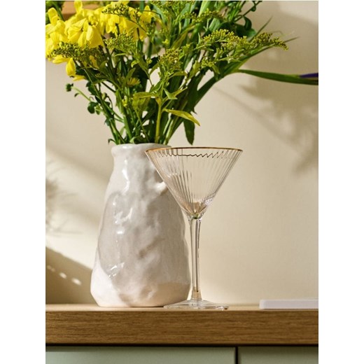 Sinsay - Ryflowany kieliszek koktajlowy ze złoconym brzegiem - biały ze sklepu Sinsay w kategorii Kieliszki - zdjęcie 187327684