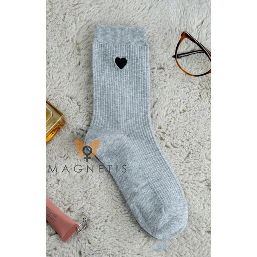 Szare skarpetki w prążek z serduszkiem YN-5038, Kolor szary, Rozmiar uniwersalny, Magnetis ze sklepu Primodo w kategorii Skarpetki damskie - zdjęcie 187330743