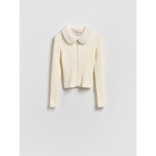 Reserved - Sweter z futrzanym kołnierzem - kremowy ze sklepu Reserved w kategorii Swetry damskie - zdjęcie 187331872