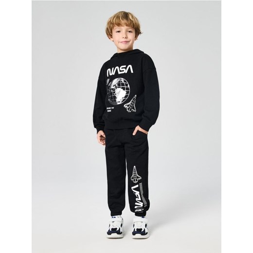 Sinsay - Spodnie dresowe jogger NASA - czarny ze sklepu Sinsay w kategorii Spodnie chłopięce - zdjęcie 187333262