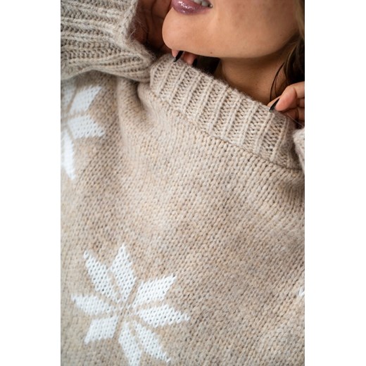 krótka sukienka dzianinowa sweter print gwiazdki polski producent tmc - beżowo- Top Moda Collection uniwersalny okazja STYLOWO