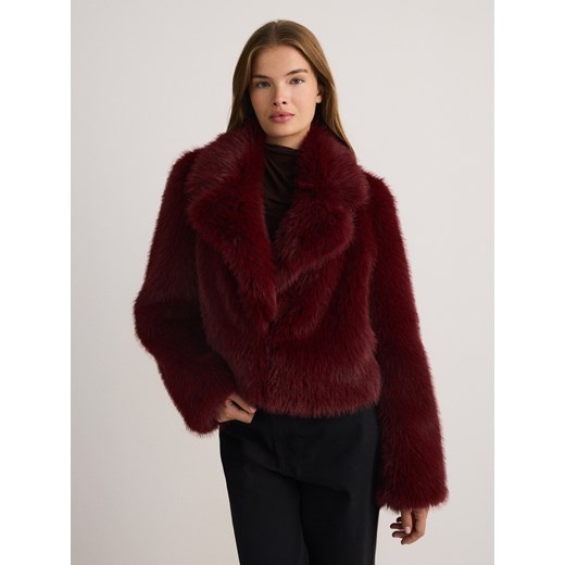 Reserved - Krótka kurtka ze sztucznego futerka - burgundowy Reserved L promocyjna cena Reserved