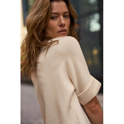 Sweter z aplikacją i krótkimi rękawami beżowy  Moodo.pl