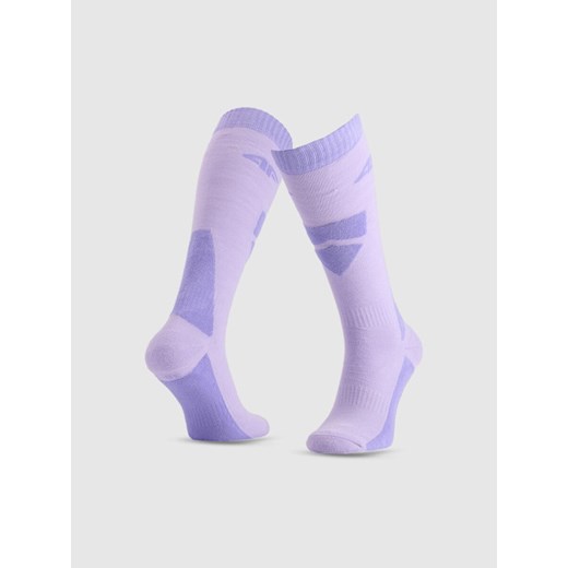 Dziewczęce skarpetki narciarskie 4F 4FJWAW25UFSOF228 - fioletowe ze sklepu Sportstylestory.com w kategorii Skarpetki dziecięce - zdjęcie 187343043