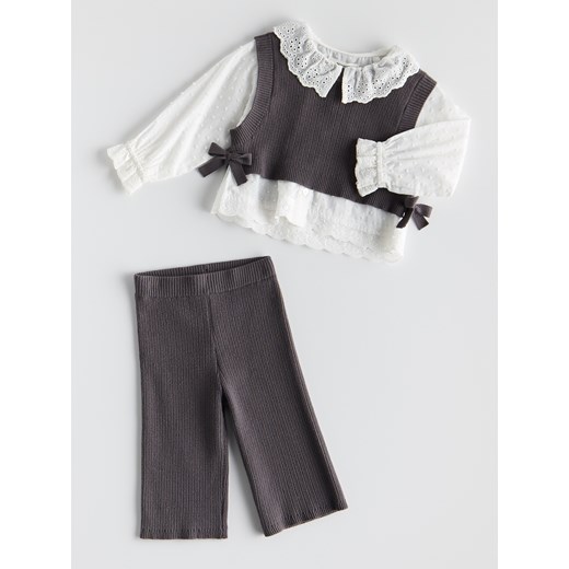 Reserved - Dzianinowa kamizelka z koszulą - ciemnoszary ze sklepu Reserved w kategorii Komplety dziewczęce - zdjęcie 187347641