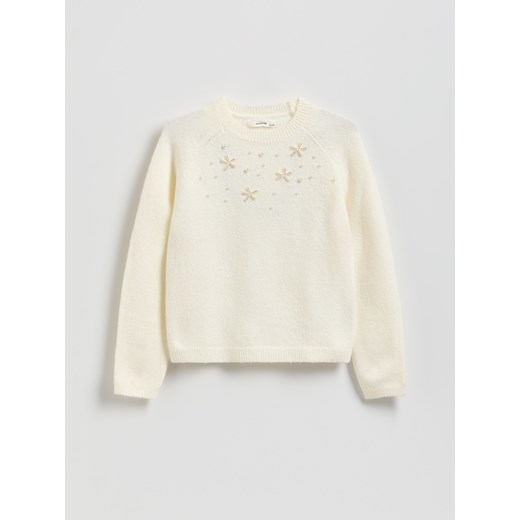 Reserved - Dzianinowy sweter z aplikacją - złamana biel ze sklepu Reserved w kategorii Swetry dziewczęce - zdjęcie 187347652