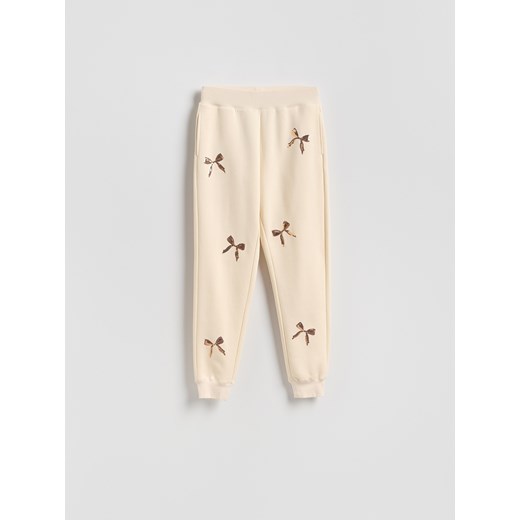 Reserved - Spodnie dresowe z aplikacjami - złamana biel ze sklepu Reserved w kategorii Spodnie damskie - zdjęcie 187354904