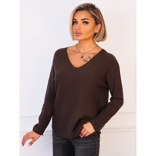 SWETER DZIANINOWY OVERSIZE Z DEKOLTEM W SEREK- CZEKOLADOWY ze sklepu olika.com.pl w kategorii Swetry damskie - zdjęcie 187357344