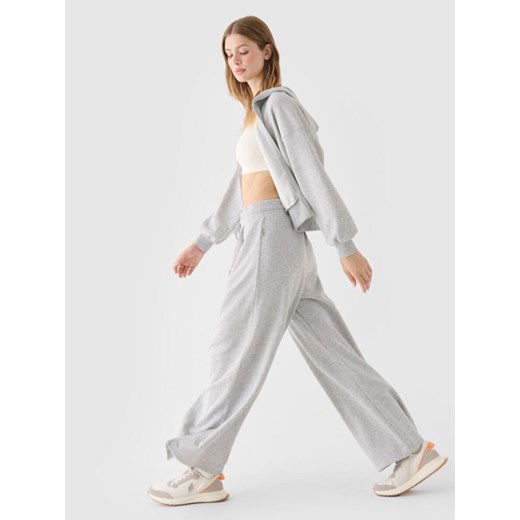 Damskie spodnie dresowe 4F 4FRSS24TTROF1334 - szare ze sklepu Sportstylestory.com w kategorii Spodnie damskie - zdjęcie 187358691