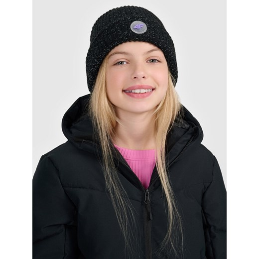 Dziewczęca czapka zimowa odblaskowa 4F 4FJRAW25ACAPF0750 - czarna ze sklepu Sportstylestory.com w kategorii Czapki dziecięce - zdjęcie 187358820