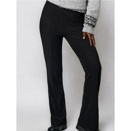 Sinsay - Dzianinowe spodnie flare z przeszyciami - czarny ze sklepu Sinsay w kategorii Spodnie damskie - zdjęcie 187364660