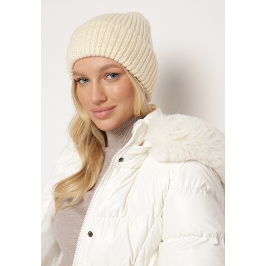 Beżowa Prążkowana Czapka Beanie z Wiskozą i Metaliczną Nicią Temiala ONE SIZE born2be.pl