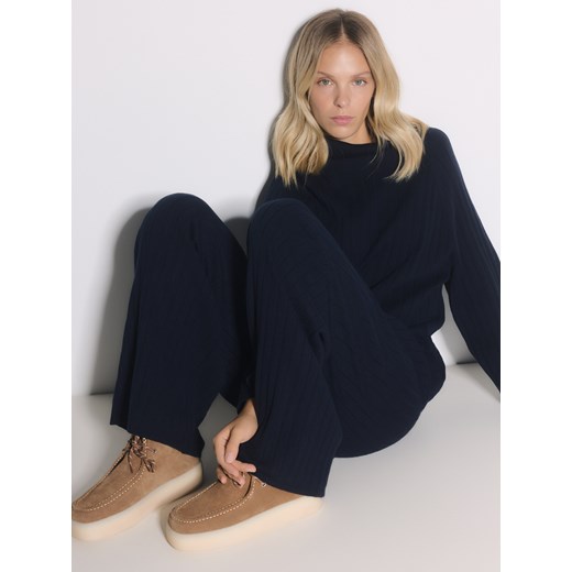 Reserved - Zamszowe śniegowce ze sznurowaniem - beżowy ze sklepu Reserved w kategorii Śniegowce damskie - zdjęcie 187369391