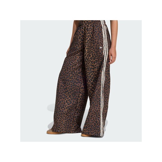 adidas Spodnie dresowe Leopard Firebird JW7302 Brązowy Wide Leg ze sklepu MODIVO w kategorii Spodnie damskie - zdjęcie 187370973