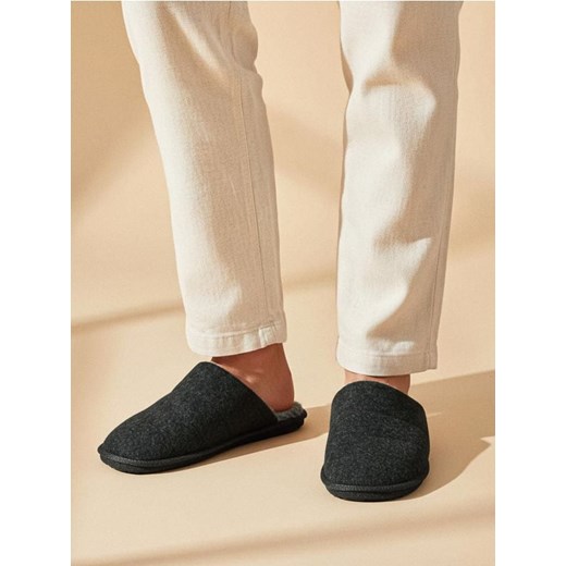 Sinsay - Ocieplane kapcie z futerkiem - szary ze sklepu Sinsay w kategorii Kapcie męskie - zdjęcie 187371772