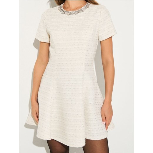 Sinsay - Marynarkowa sukienka mini z ozdobnymi cyrkoniami - kremowy ze sklepu Sinsay w kategorii Sukienki - zdjęcie 187376163